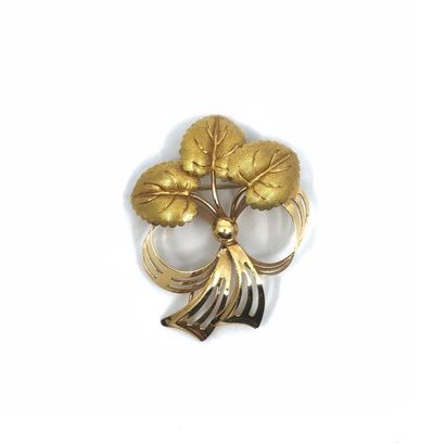 BROCHE à motif végétal 
en or jaune 750°
Poids...