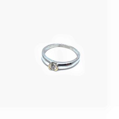 BAGUE
en or gris 750° ornée d'un diamant...