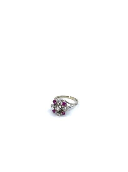 BAGUE 
en or jaune 750° ornée de rubis et...