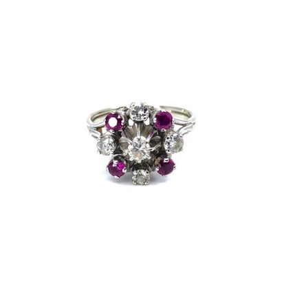 BAGUE 
en or jaune 750° ornée de rubis et...