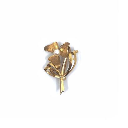 BROCHE 
en or jaune 750° ornée d'une perle...