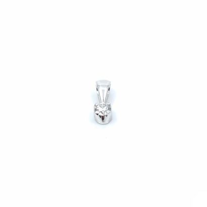 PENDENTIF en or gris 750° orné d'un diamant...