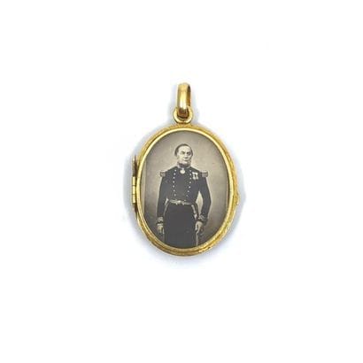 PENDENTIF 
porte souvenir en or jaune 750°...