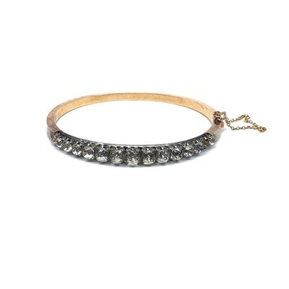 BRACELET en or rose orné de pierres blanches...