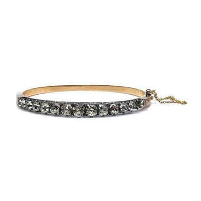BRACELET en or rose orné de pierres blanches...