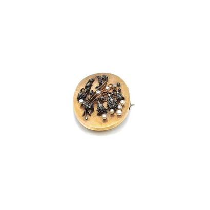BROCHE en or rose aplliquée d'un motif végétal...