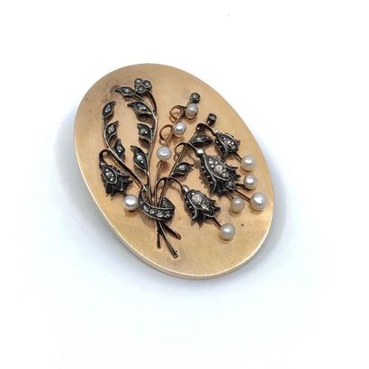 BROCHE en or rose aplliquée d'un motif végétal...