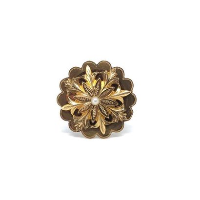 BROCHE ronde en or jaune 750° ornée d'une...