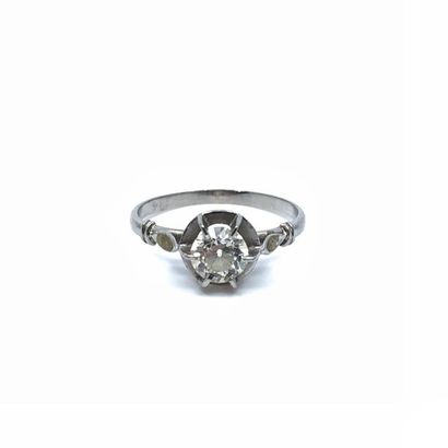 BAGUE en platine 
ornée d'un diamant demi-taille...