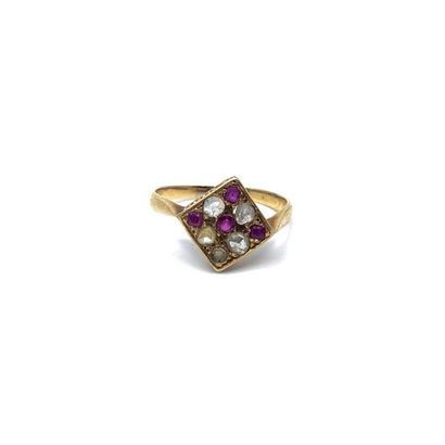 BAGUE en or jaune 750°, plateau carré pavé...