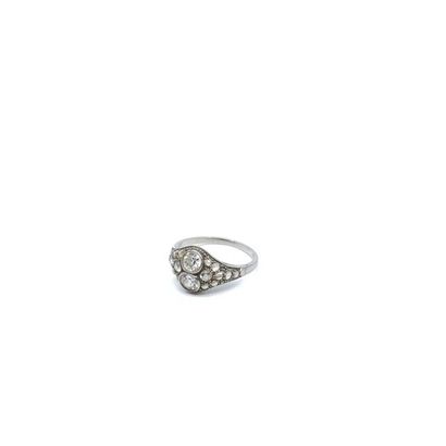 BAGUE en platine ornée de deux diamants taille...