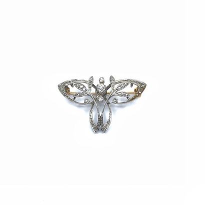 BROCHE faisant pendentif en or deux tons...