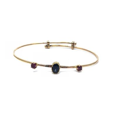 BRACELET 
en or jaune 750° rigide ornée de...