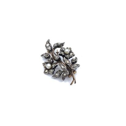BROCHE en or et argent ornée de roses et...