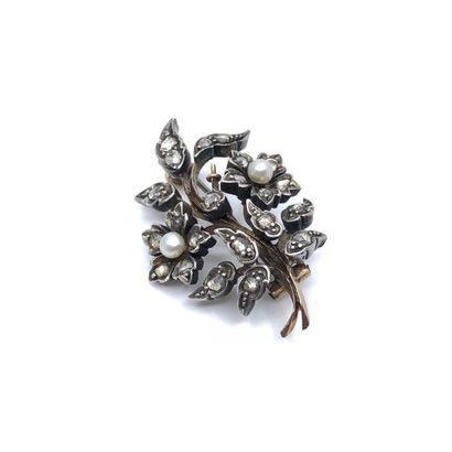 BROCHE en or et argent ornée de roses et...