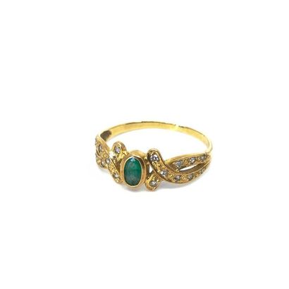 BAGUE en or jaune 750° ornée d'une émeraude...