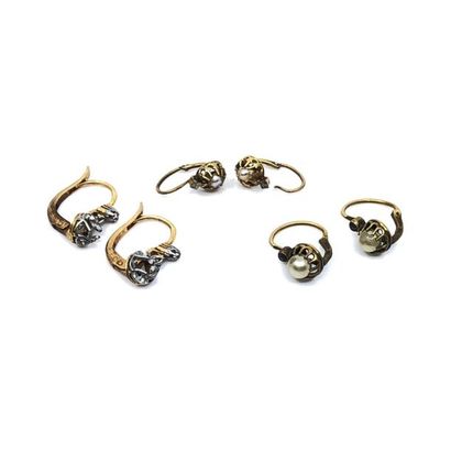 LOT d'or 750° comprenant :
Trois paires de...