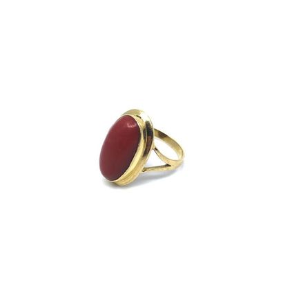 BAGUE 
en or jaune 750° ornée d'un cabochon...