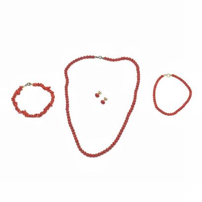 DEUX bracelets corail, un collier et une...