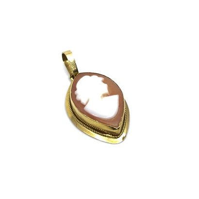 PENDENTIF 
en or jaune 750° ornée d'un camée...