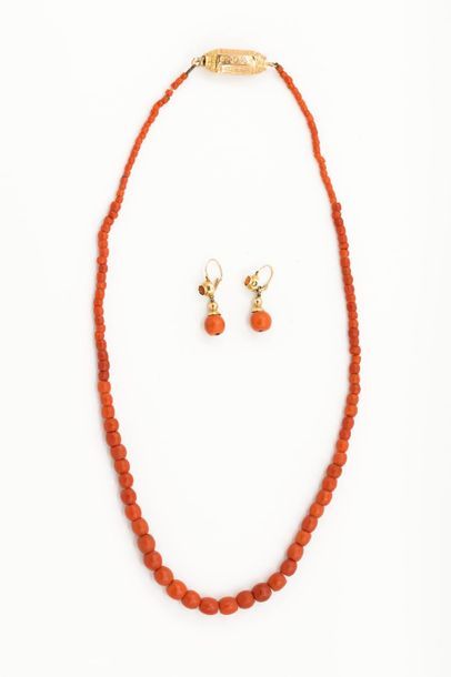 DEMI-PARURE
comprenant un collier en or jaune...