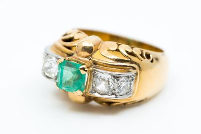 BAGUE en or et platine ornée d'une émeraude...