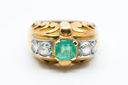 BAGUE en or et platine ornée d'une émeraude...