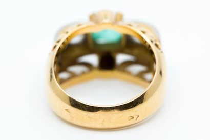 BAGUE en or et platine ornée d'une émeraude...
