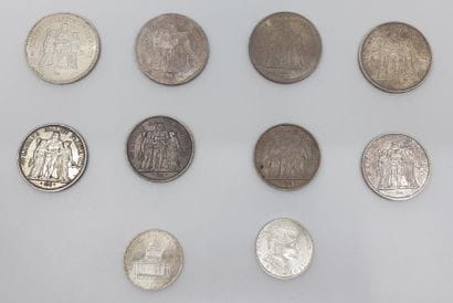 4 pièces de 50 frs 2 pièces de 100 frs et...