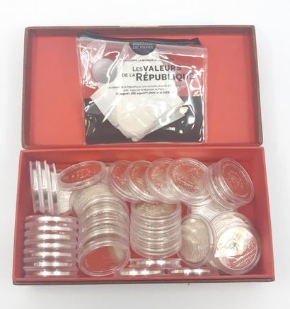 une boite marron avec 38 pieces de 100Frs...