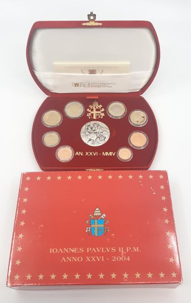 un coffret rouge avec serie du vatican 2004...