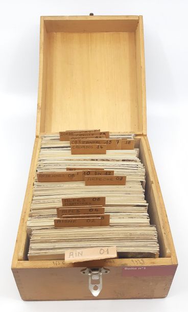 une boite en bois comprenant des CPA entre...