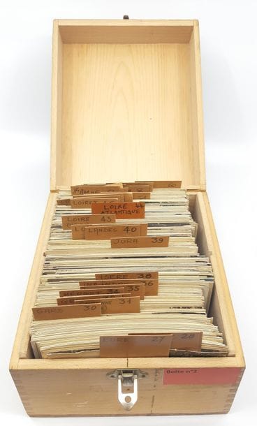 une boite en bois comprenant des CPA entres...