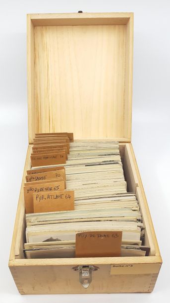 une boite en bois comprenant des CPA entres...