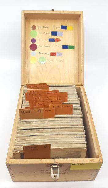 une boite en bois comprenant des CPA des...