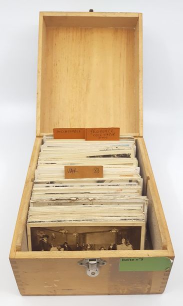 une boite en bois comprenant des CPA des...