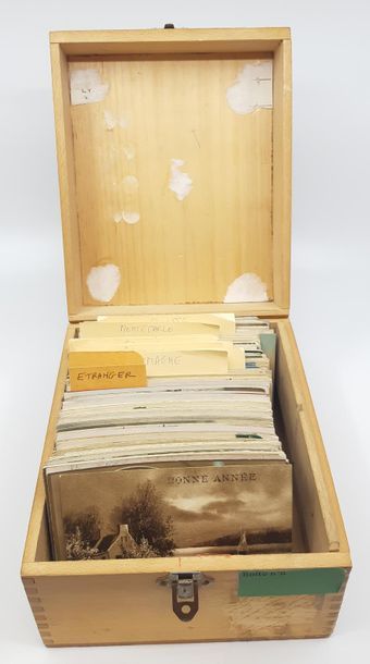 une boite en bois comprenant des CPA fantaisie...