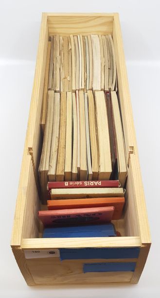 une boite en bois comprenant des carnets...
