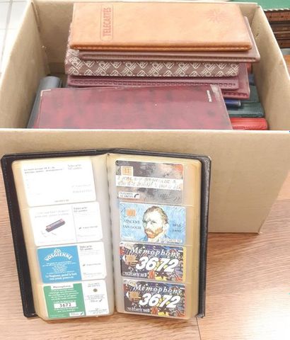 un carton contenant 22 albums de cartes ...