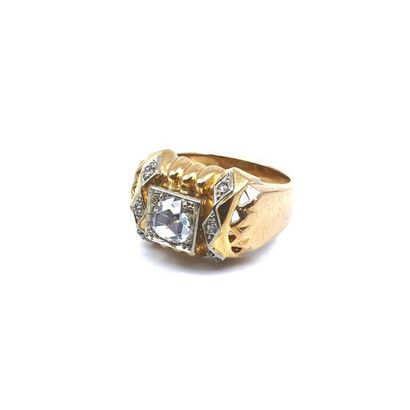 BAGUE en or deux tons ornée d'un diamant...