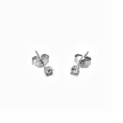 PAIRE de boutons d'oreilles en or gris 750°...
