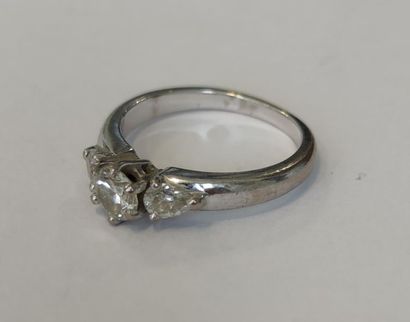 BAGUE en or gris 750° ornée d'un diamant...