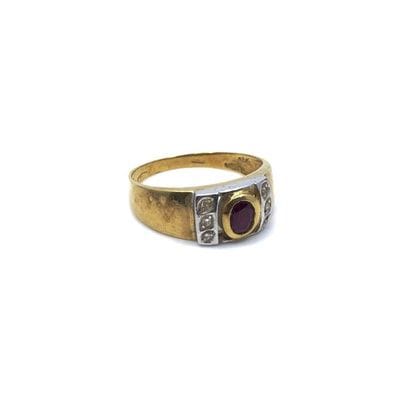 BAGUE en or deux tons 750° ornée d'un rubis...