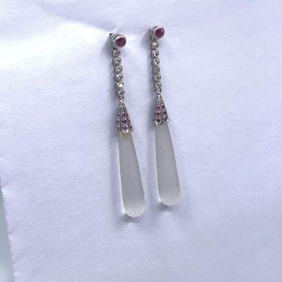 PAIRE de pendants d'oreille en or gris 750°...