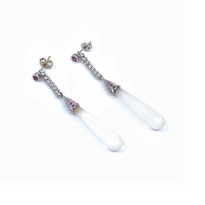 PAIRE de pendants d'oreille en or gris 750°...