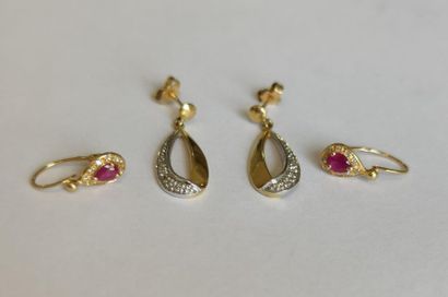 LOT de deux paires de boucles d'oreilles...