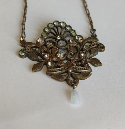 COLLIER en métal doré ornée de pierres blanches...