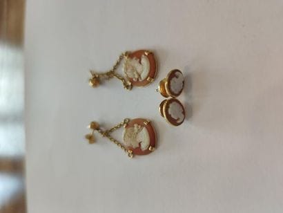 LOT comprenant :
Paire de boutons d'oreilles...