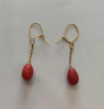 PAIRE de boucles d'oreilles en or jaune 750°...