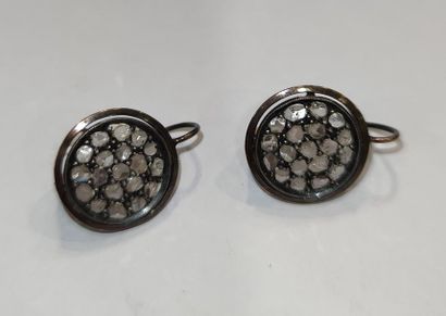 PAIRE de boucles d'oreilles en or et argent...